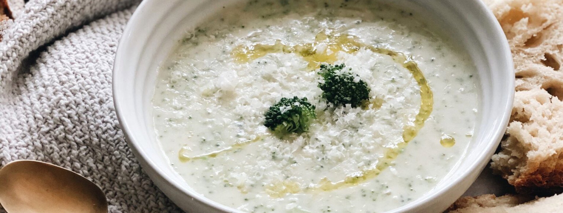 Sopa de Brócolos e Queijo Derretido