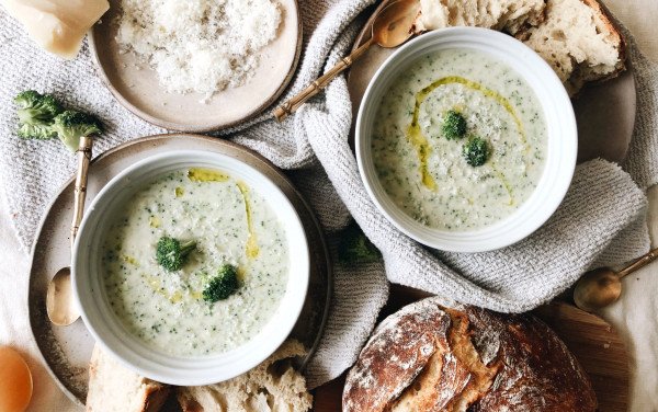 Sopa de Brócolos e Queijo Derretido