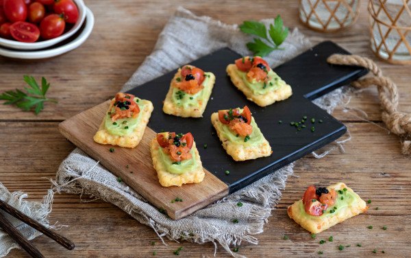 Tostinhas de Puré de Batata com Salmão e Abacate