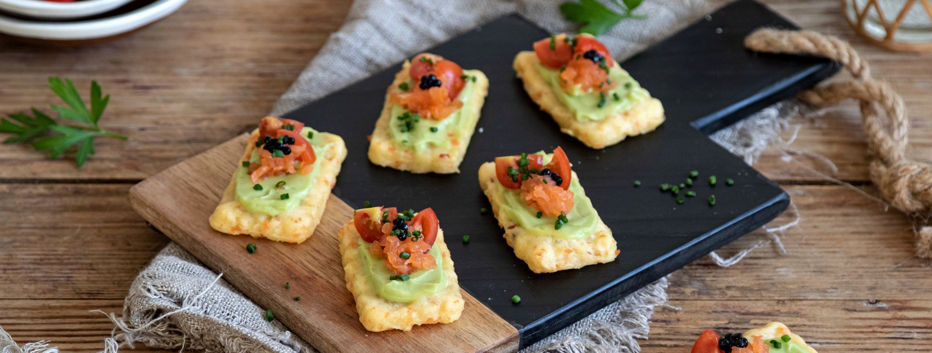 Tostinhas de Puré de Batata com Salmão e Abacate