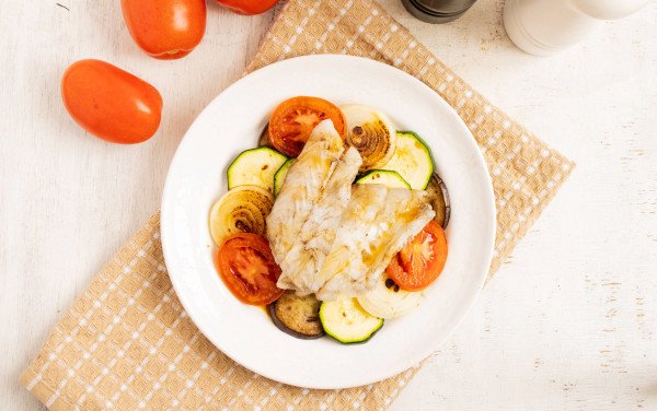 Swordfish fillets with grilled vegetables